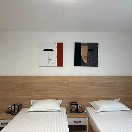 ゲストハウス B&B Rooms *