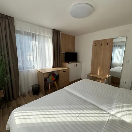 ゲストハウス B&B Rooms *
